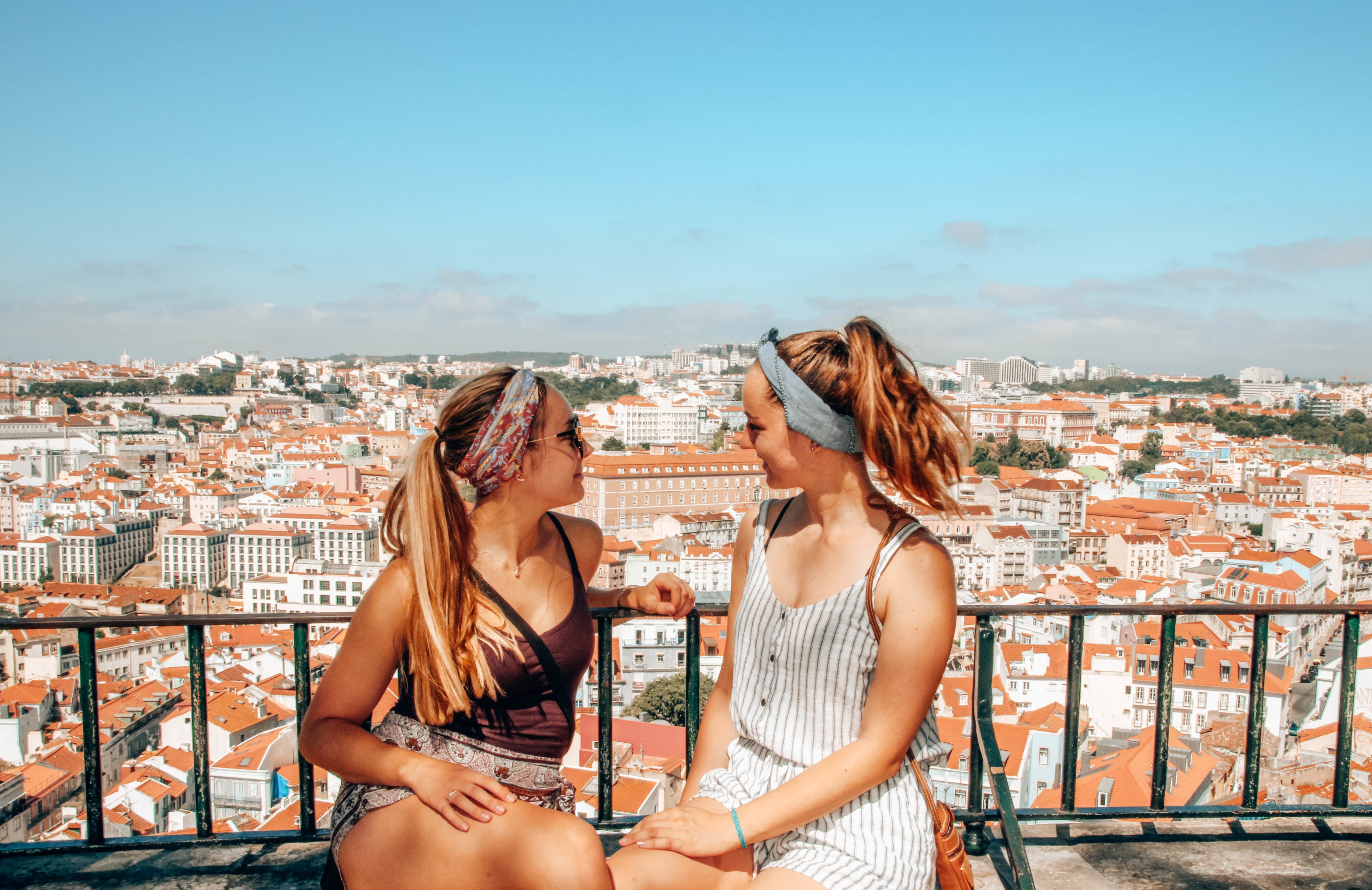 files/friends-chat-at-city-lookout.jpg